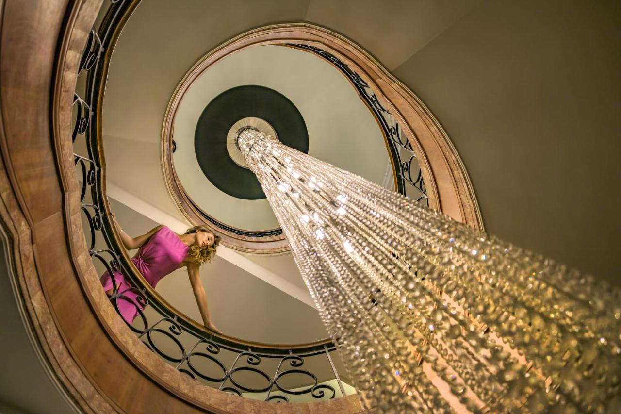 Grand Hyatt Amman Hotell Exteriör bild The spiral staircase