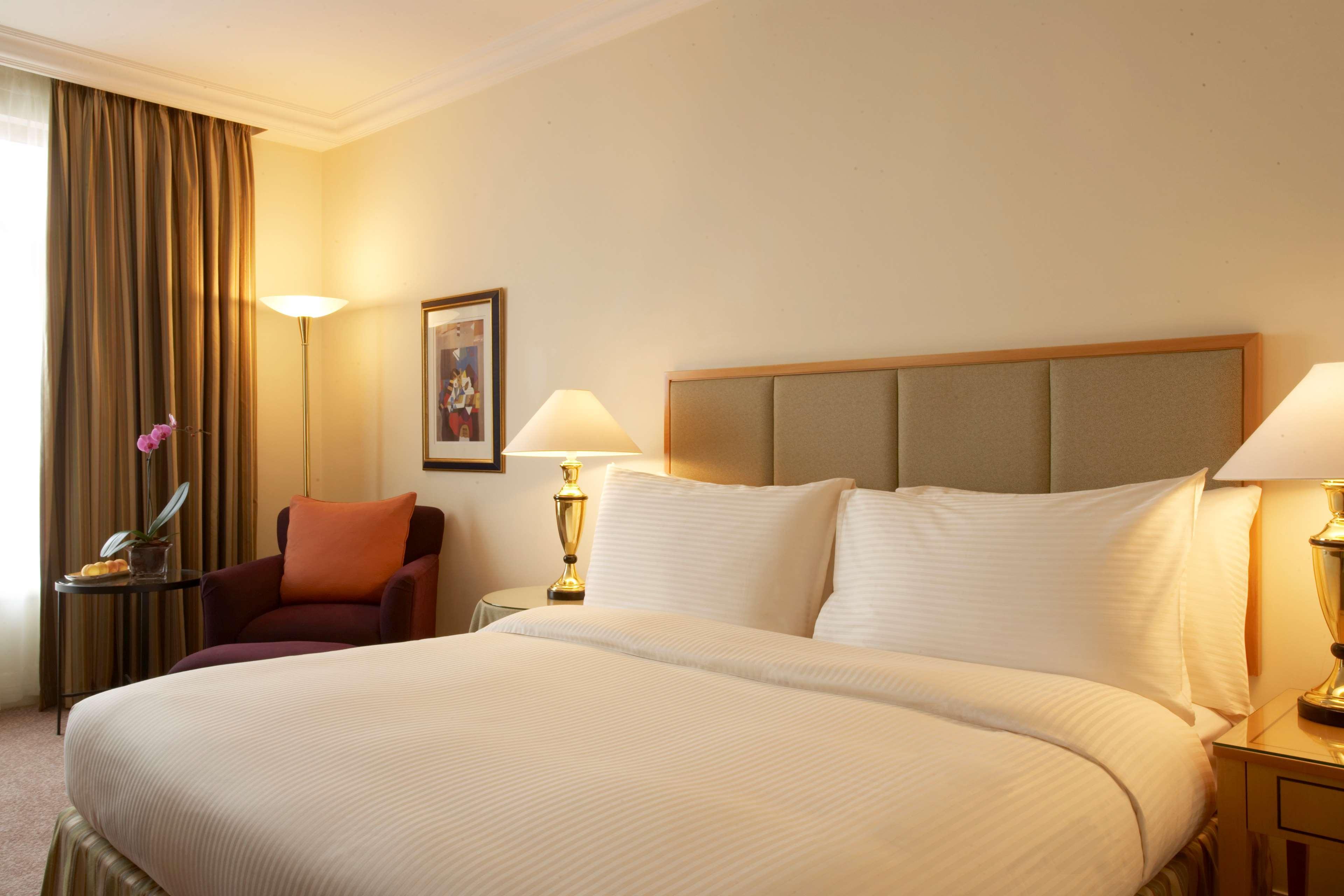 Grand Hyatt Amman Hotell Exteriör bild A bedroom at the hotel