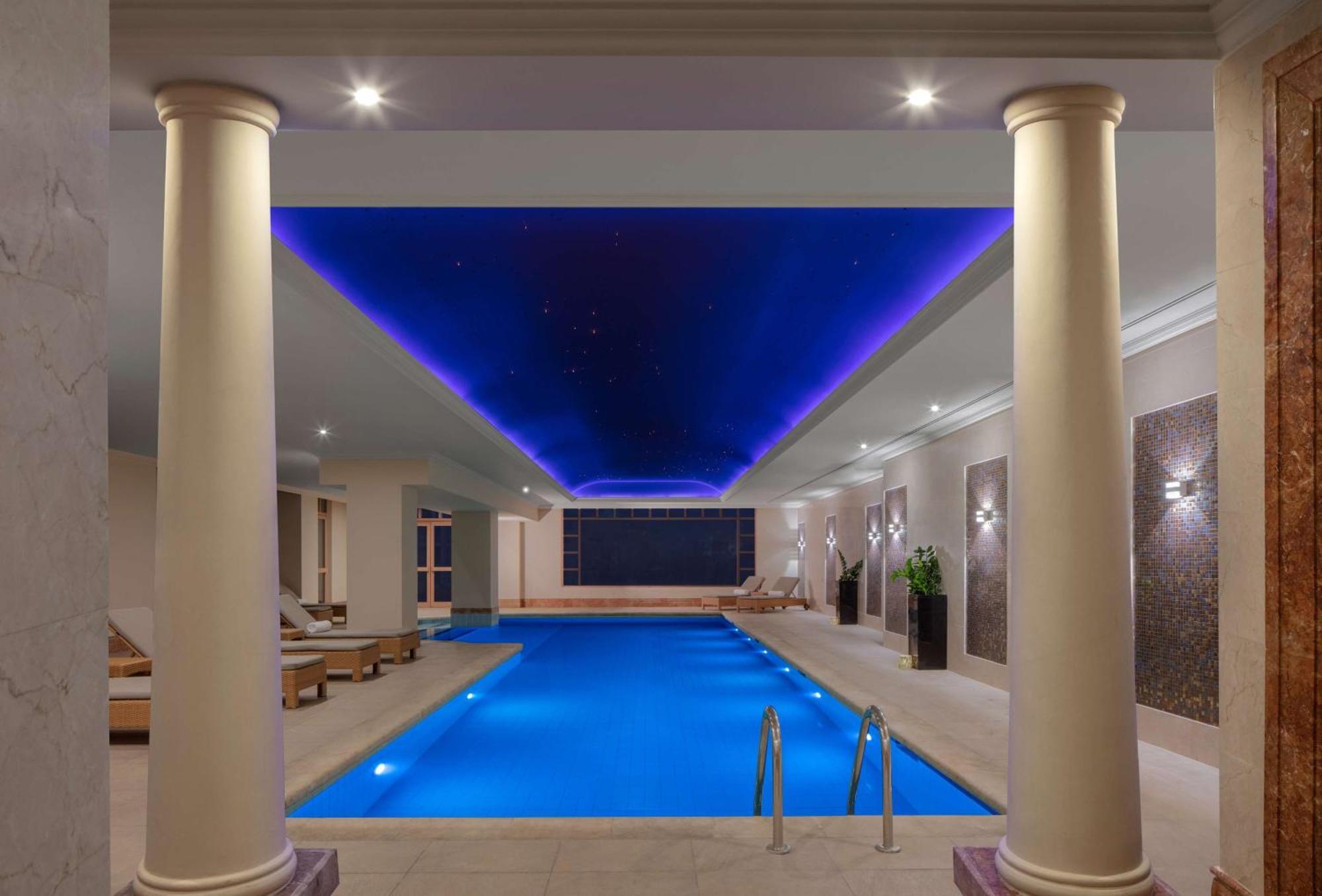 Grand Hyatt Amman Hotell Exteriör bild The swimming pool at the hotel